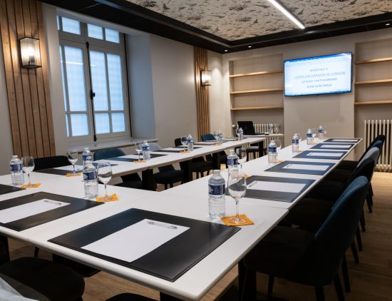 salle de séminaire à l'Hotel l'Univers salle de séminaire à l'Hotel l'Univers