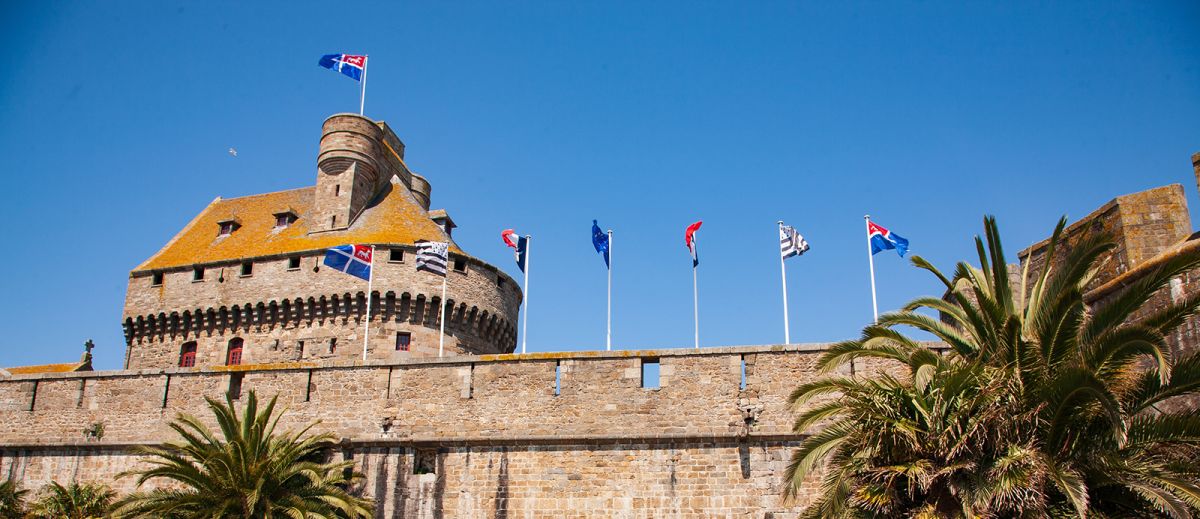 Réservez une chambre avec vue sur château dans notre hôtel de Saint-Malo intra-muros ! Réservez une chambre avec vue sur château dans notre hôtel de Saint-Malo intra-muros !